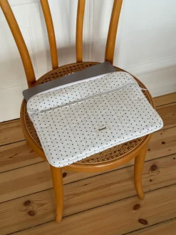 Honey computer sleeve med prikker - Hvid/blå