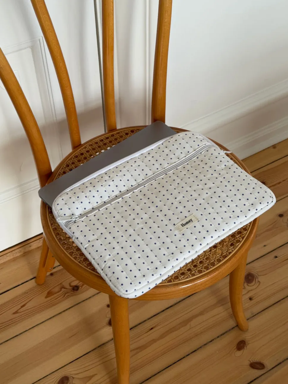 Honey computer sleeve med prikker - Hvid/blå