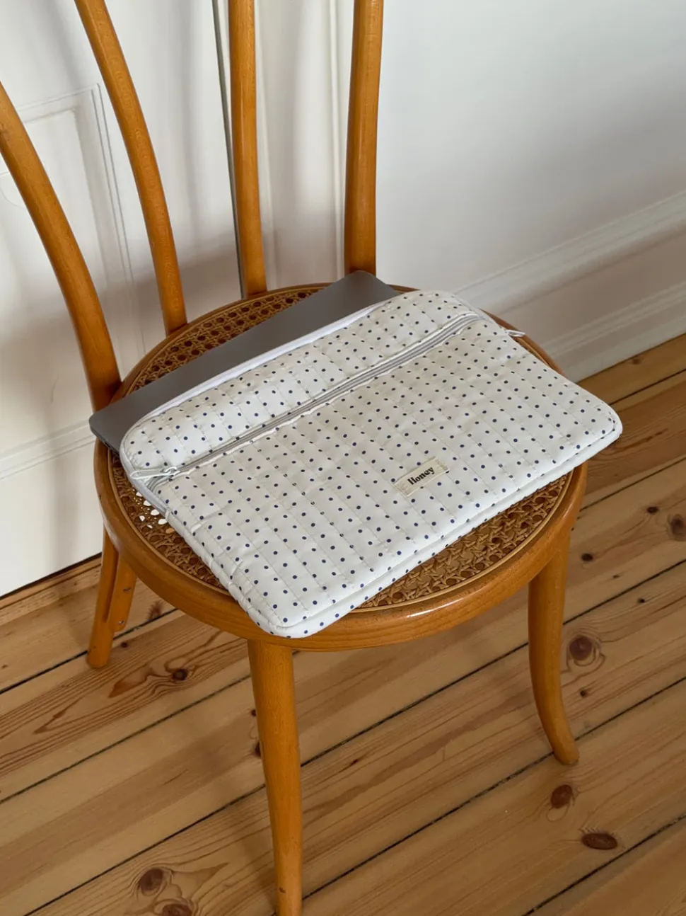 Honey computer sleeve med prikker - Hvid/blå