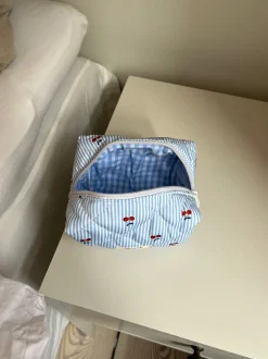 Honey lille toilettake - Blå/hvide striber med kirsebær