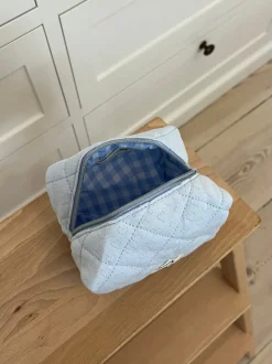 Honey lille toilettaske - Lyseblå med broderede hjerter