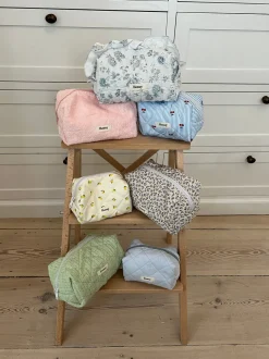 Honey lille toilettaske - Lyseblå med broderede hjerter