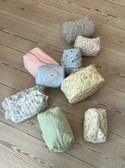 Honey lille toilettaske - Lyseblå med broderede hjerter