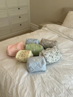 Honey lille toilettaske - Lyseblå med broderede hjerter