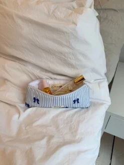 Honey lille toilettaske - Hvid/lyseblå striber med blå sløjfer