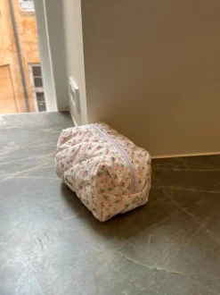 Honey lille toilettaske - Hvid med lyserøde blomster