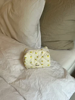 Honey lille toilettaske - Lys gul med citroner