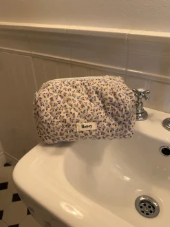 Honey lille toilettaske - Hvid med blå blomster