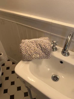 Honey lille toilettaske - Hvid med blå blomster