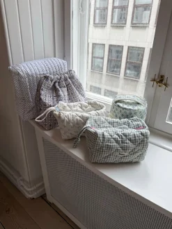 Honey lille toilettaske - Hvid med forskellige blomster