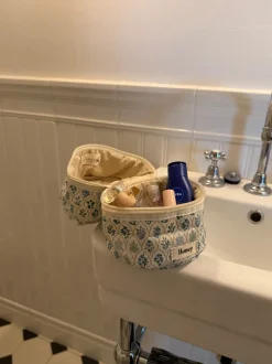 Honey lille toilettaske - Hvid med forskellige blomster
