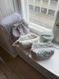 Honey lille toilettaske - Hvid med forskellige blomster