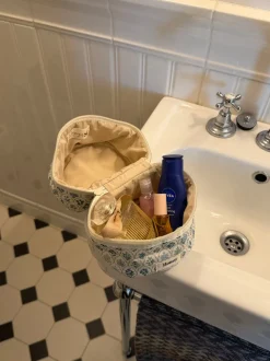 Honey lille toilettaske - Hvid med forskellige blomster