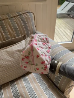 Honey lille toilettaske med jordbær - Lyserød