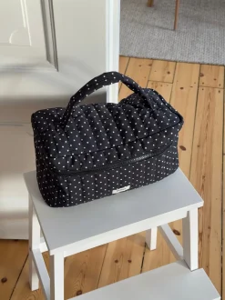 Honey stor polkaprikket toilettaske med hank - Sort/hvid