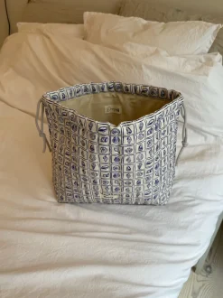 Honey stor toilettaske - Hvid med lilla konkylier