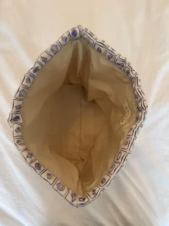 Honey stor toilettaske - Hvid med lilla konkylier