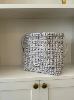 Honey stor toilettaske - Hvid med lilla konkylier