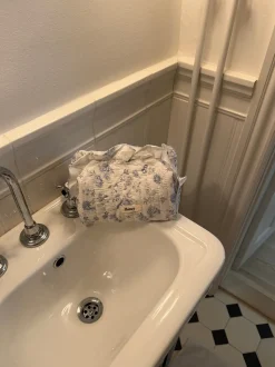 Honey stor toilettaske - Hvid/blå med flæser