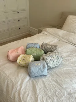 Honey stor toilettaske - Hvid/blå med flæser