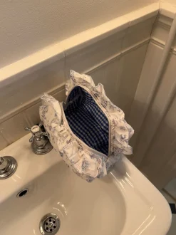 Honey stor toilettaske - Hvid/blå med flæser