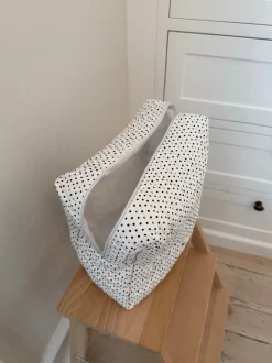 Honey stor toilettaske - Hvid med polka prikker