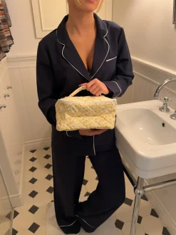 Honey stor toilettaske med hang - Lys gul med gule bomster