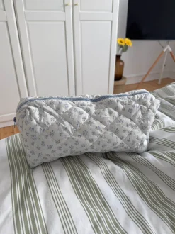 Honey stor toilettaske med blomster - Hvid/blå