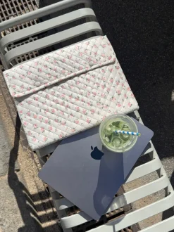 Hyld computer sleeve - Hvid med lyserøde blomster