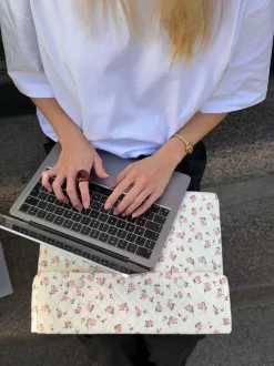 Hyld computer sleeve - Hvid med lyserøde blomster