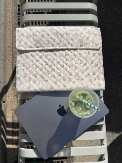 Hyld computer sleeve - Hvid med lyserøde blomster