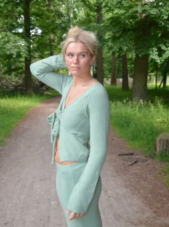 Ines strikket bluse med bindebånd - Støvet grøn