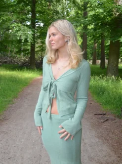 Ines strikket bluse med bindebånd - Støvet grøn