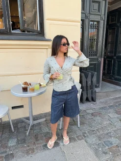 Isabeau bluse med bindedetalje - Kaki