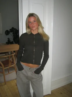 Isaline ribbet hoodie med zip - Brun