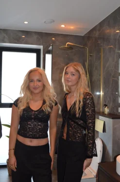 Isamara blond bluse med velour - Sort