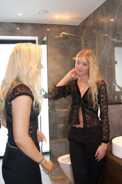 Isamara blond bluse med velour - Sort