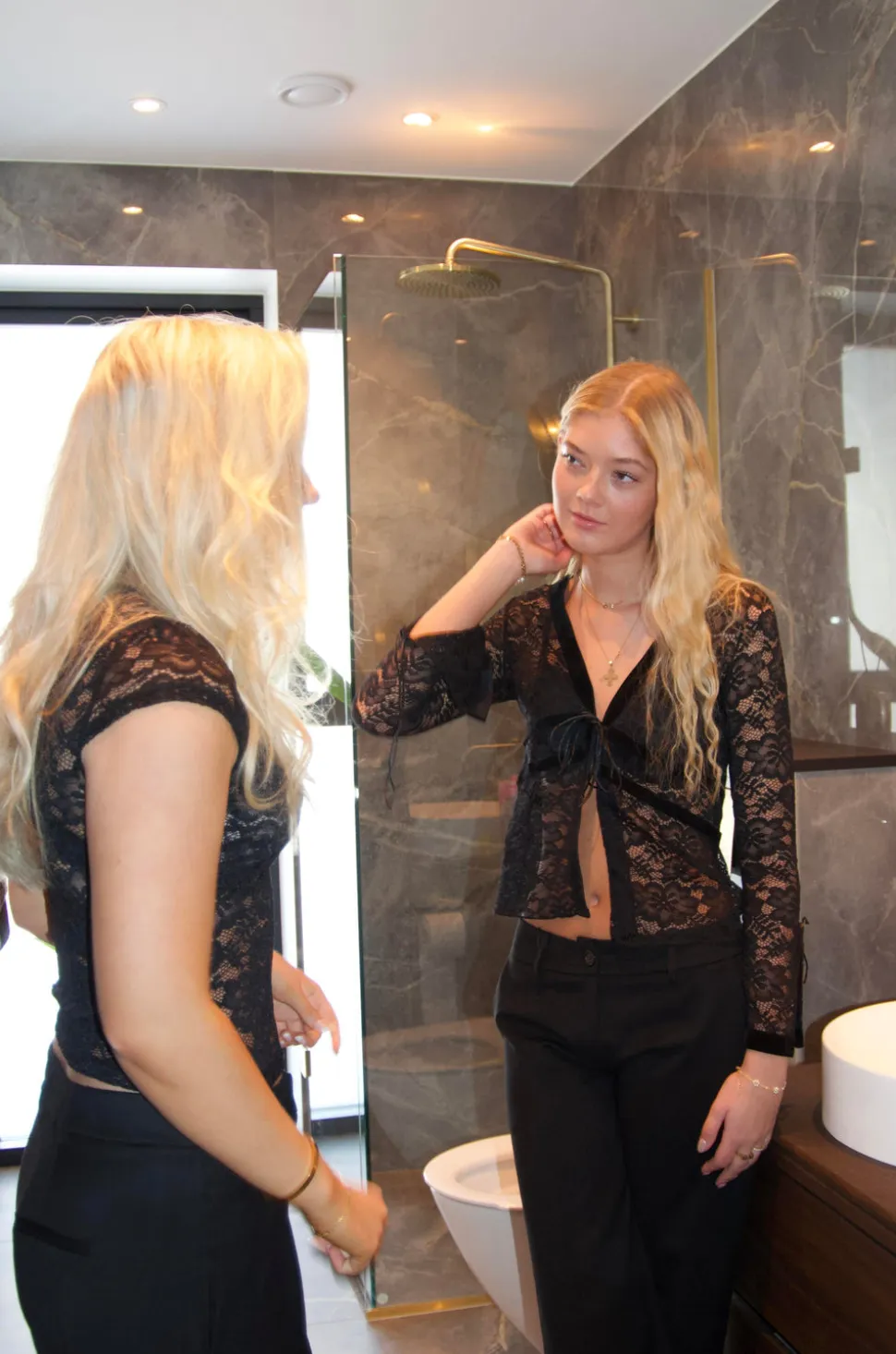 Isamara blond bluse med velour - Sort