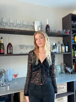 Isamara blond bluse med velour - Sort
