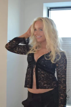 Isamara blond bluse med velour - Sort
