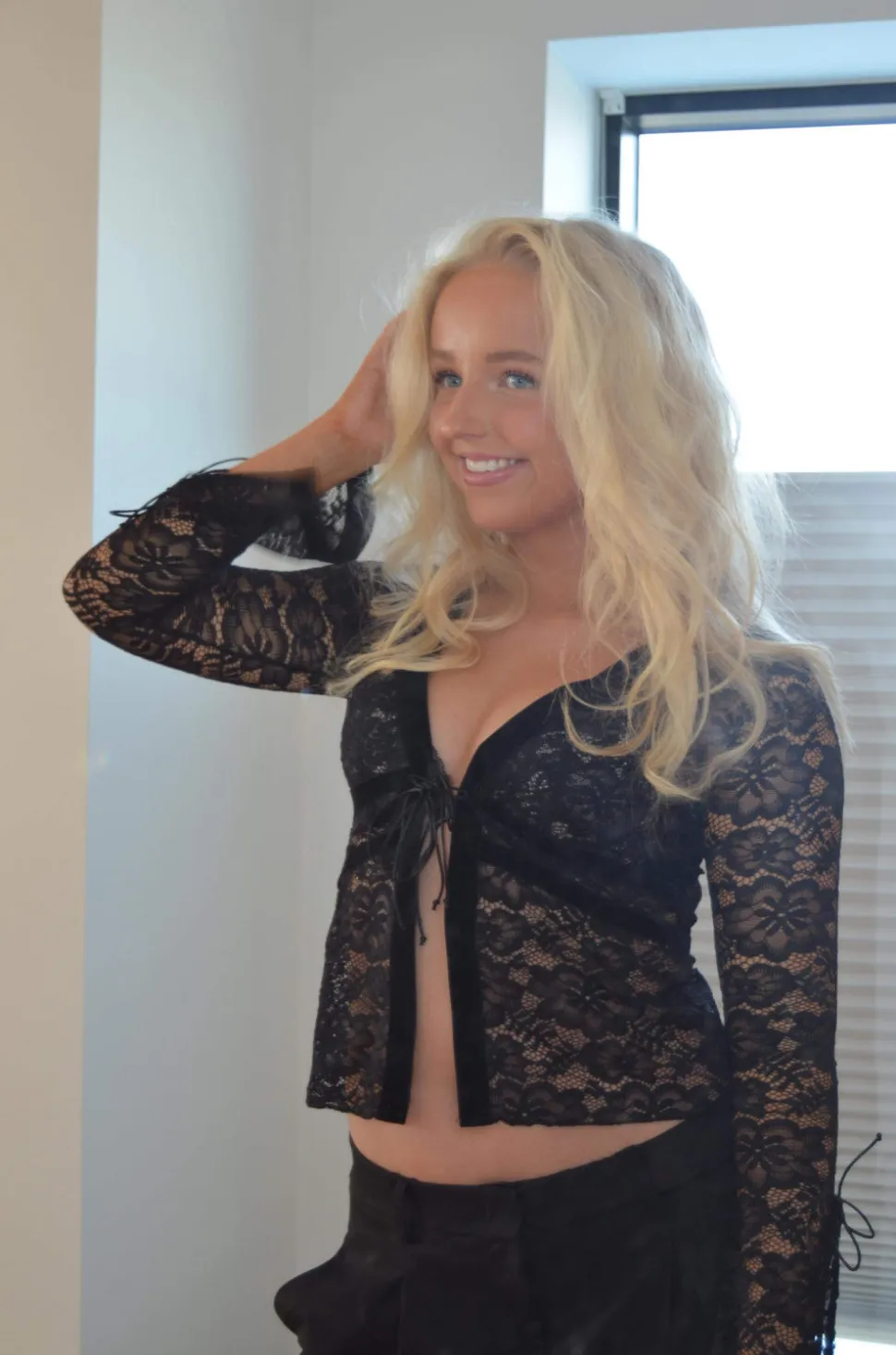 Isamara blond bluse med velour - Sort