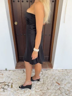 Jane bandeaukjole i satin - Sort