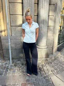 Josephine figursyet skjorte med korte ærmer - Lyseblå/hvid
