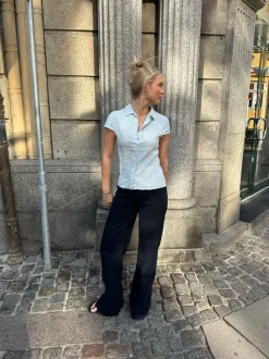 Josephine figursyet skjorte med korte ærmer - Lyseblå/hvid