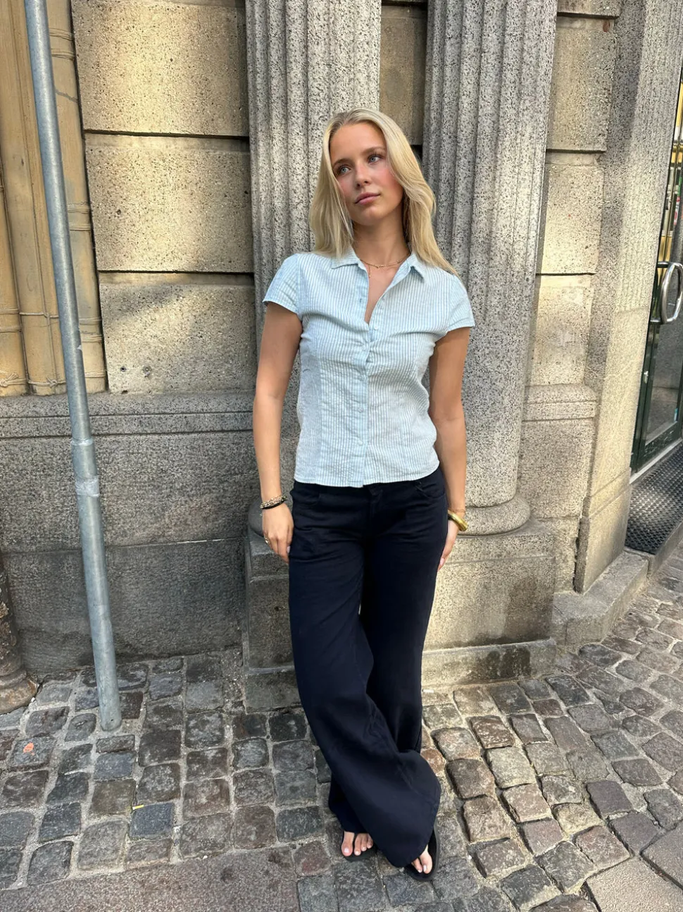 Josephine figursyet skjorte med korte ærmer - Lyseblå/hvid