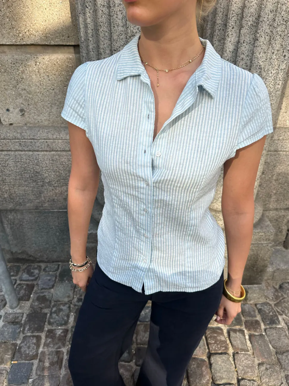 Josephine figursyet skjorte med korte ærmer - Lyseblå/hvid