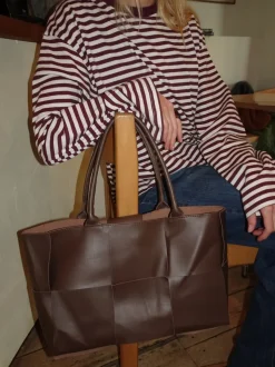 Kaia skuldertaske med flet - Brun