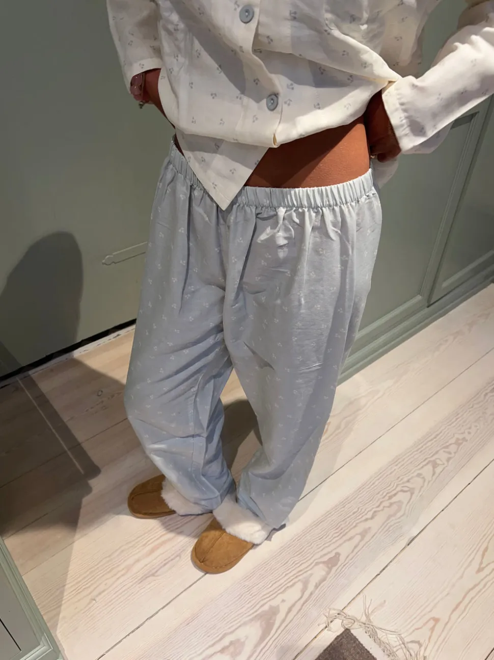 Kallie pyjamas sæt med kirsebær - Hvid/blå
