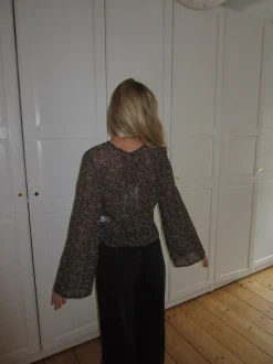 Kara bluse med bindebånd - Brun