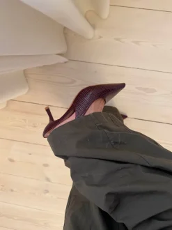 Karline slingback mules med krokodilleprint - Mørkerød